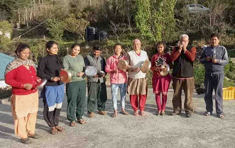 राजगढ़ क्षेत्र में लोगों ने थालियां, शंख और तालियां बजाकर किया अभिवादन