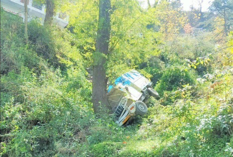 कोरोना अभियान में लोगों को जागरूक करने जा रही जीप गिरी, पिता-पुत्र घायल