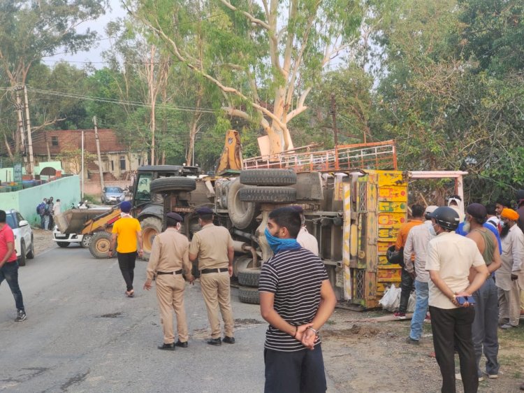 नाहन के कांशीवाला में ट्रक पलटने से 6 मजदूर घायल