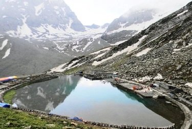 मणिमहेश यात्रा के दौरान पहली बार चुनिंदा लोगों ने राधाष्टमी के शाही स्नान में लगाई डुबकी 