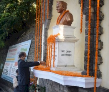 मुख्यमंत्री ने महात्मा गांधी को पुष्पांजलि अर्पित की