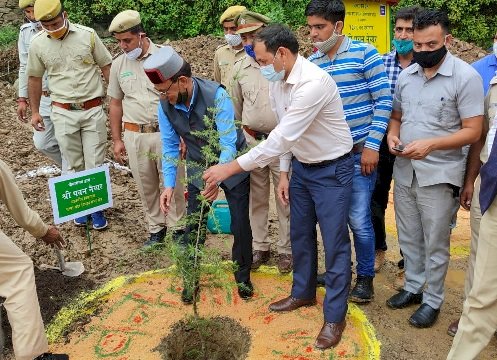 वनों के संरक्षण और विस्तार के लिए पौधारोपण जरूरी : पवन नैयर