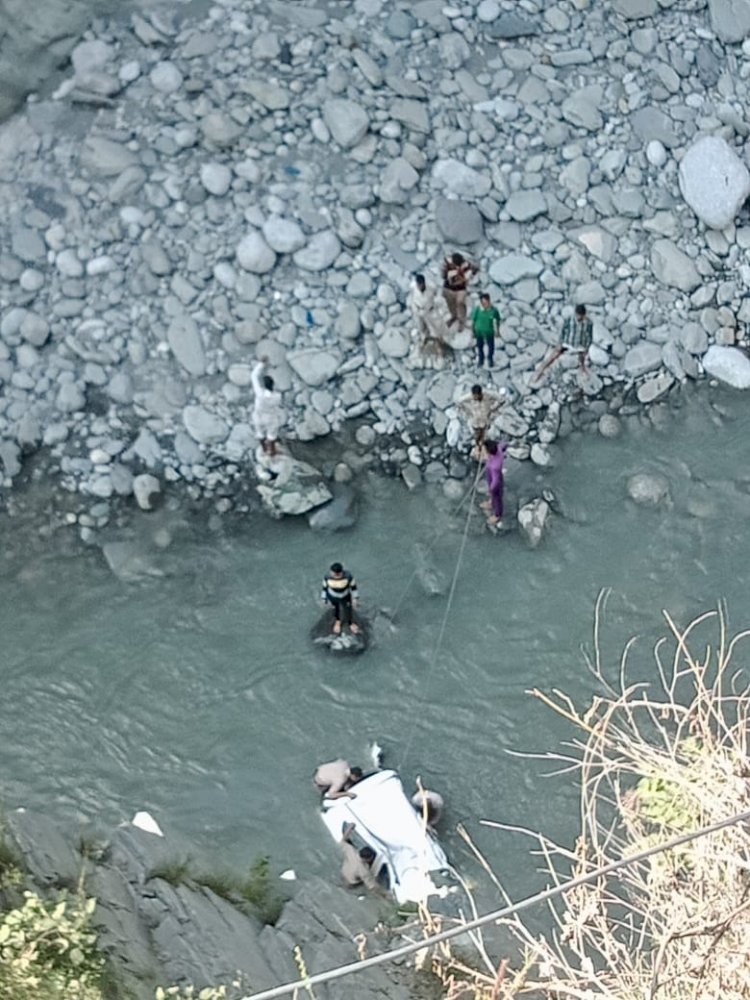 अनियंत्रित हो कर रावी नदी में गिरी कार पति का शव बरामद , पत्नी लापता 