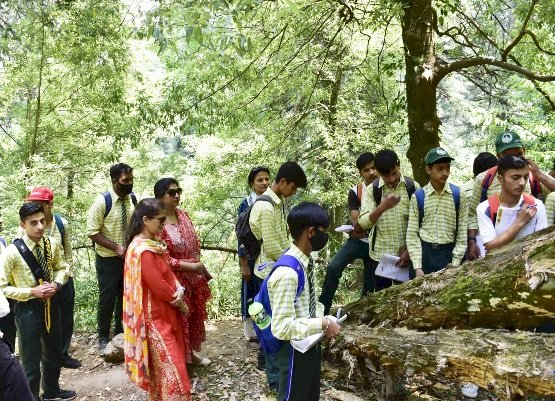 बाल पाठशाला के विद्यार्थियों ने वन्य प्राणी अभ्यारण स्थल खज्जियार का किया शैक्षणिक भ्रमण 