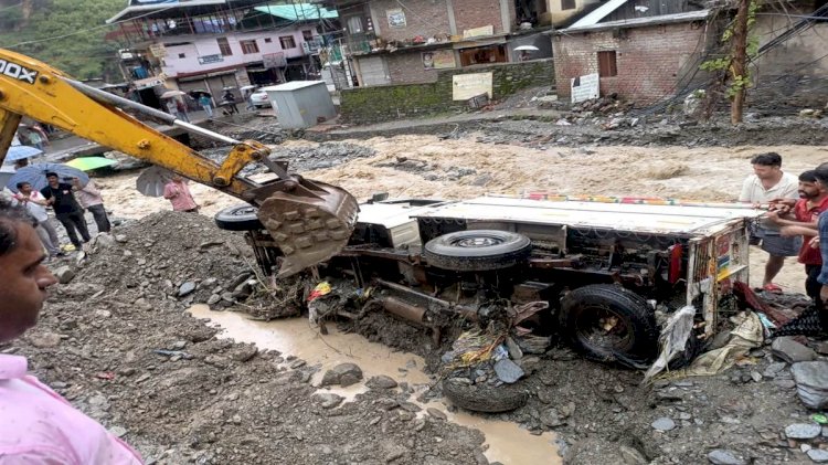 नाले में आई बाढ़ , तिनके की तरह बह गईं कारें और पिकअप , समय रहते उत्तर गए गाड़ी में सवार लोग 