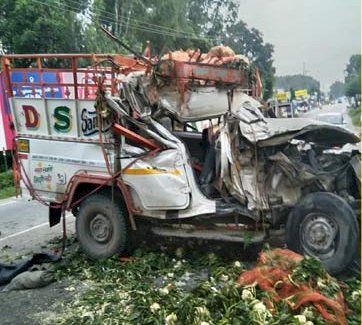 तेज रफ़्तार ट्रक ने बोलेरो कैंपर को मारी टक्कर, हादसे में एक की मौत, तीन घायल