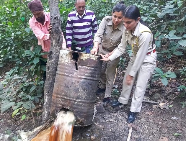 वन विभाग की बड़ी कारवाई जंगल में अवैध शराब की तीन भट्टियां की नष्ट 