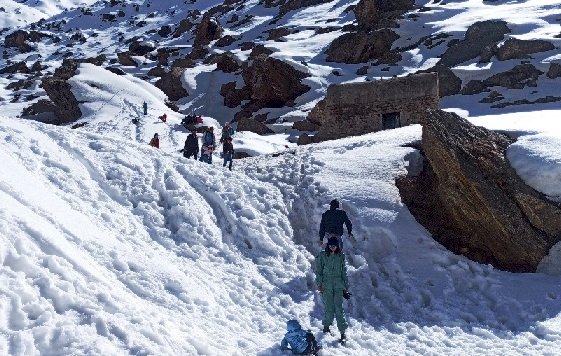 पर्यटकों  के लिए बहाल हुआ अटल टनल, पर्यटकों ने बर्फीली वादियों का उठाया लुत्फ