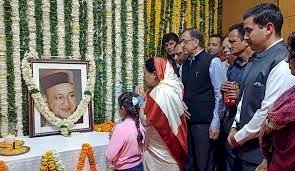 पूर्व मुख्यमंत्री वीरभद्र सिंह की दूसरी पुण्यतिथि पर कांग्रेस कार्यकर्ताओं ने दी श्रद्धांजलि