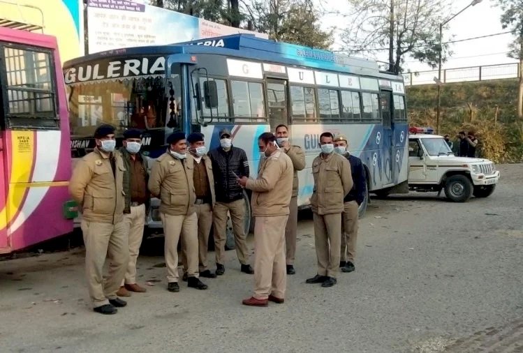 कोरोना वायरस: दुबई से सीधे घर पहुंच गए चार लोग, लोगों ने किया पुलिस के हवाले