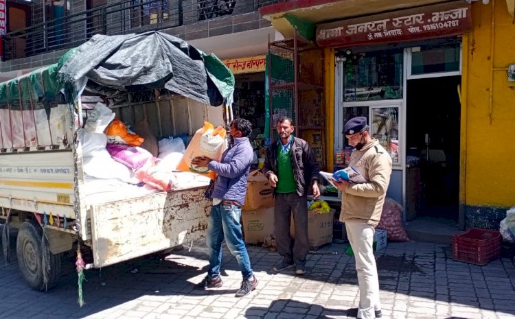 लोगो के लिए मददगार बने कांस्टेबल अशोक ठाकुर, लोगो तक मुफ्त पहुँचा रहे है मुफ्त राशन