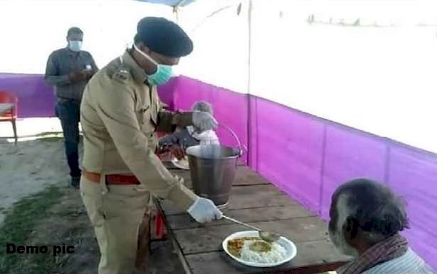 24 घंटें डयूटी देने के बाद जनसेवा में जुटे पुलिस कर्मी , भूखों का भर रहे पेट