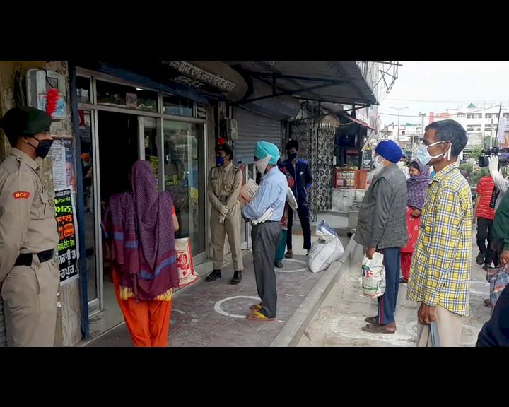 एनसीसी कैडेट्स ने संभाली कमान, कोरोना से जनता को कर रहे जागरूक  