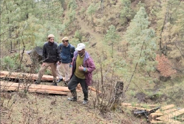 लकड़ी पकड़ने गई टीम पर किया पथराव , वन मंत्री के गृह जिला में वन माफिया हावी