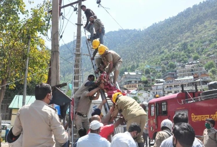 हादसा : बिजली ठीक करते हुए खंभे से आधा घंटा चिपका रहा युवक, पीजीआई रेफर