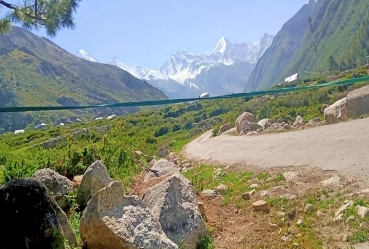 चीन से सटे गांव छितकुल में बाहरी लोगों की एंट्री बंद, ग्रामीणों ने लगाया बैरियर