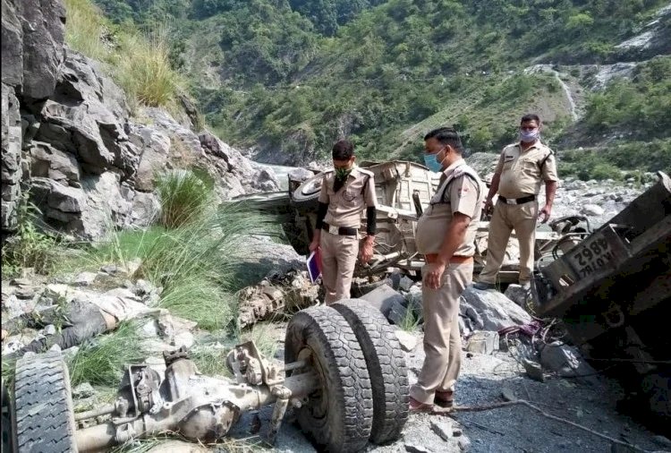 अनियंत्रित होकर यमुना नदी में गिरी क्रेन और कार, दो की मौत, एक घायल