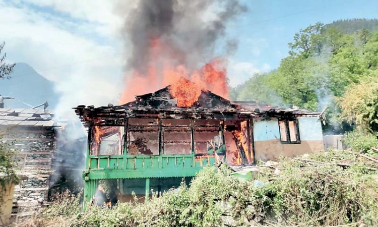 आगजनी की भेंट चढ़े दो मकान, लाखों का नुकसान