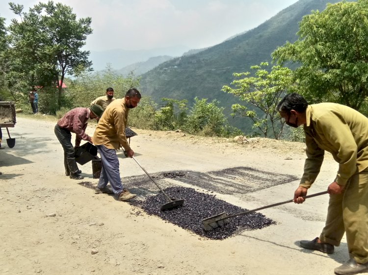 यशवंत नगर-नेरीपुल सड़क पर पैचवर्क का कार्य प्रगति पर