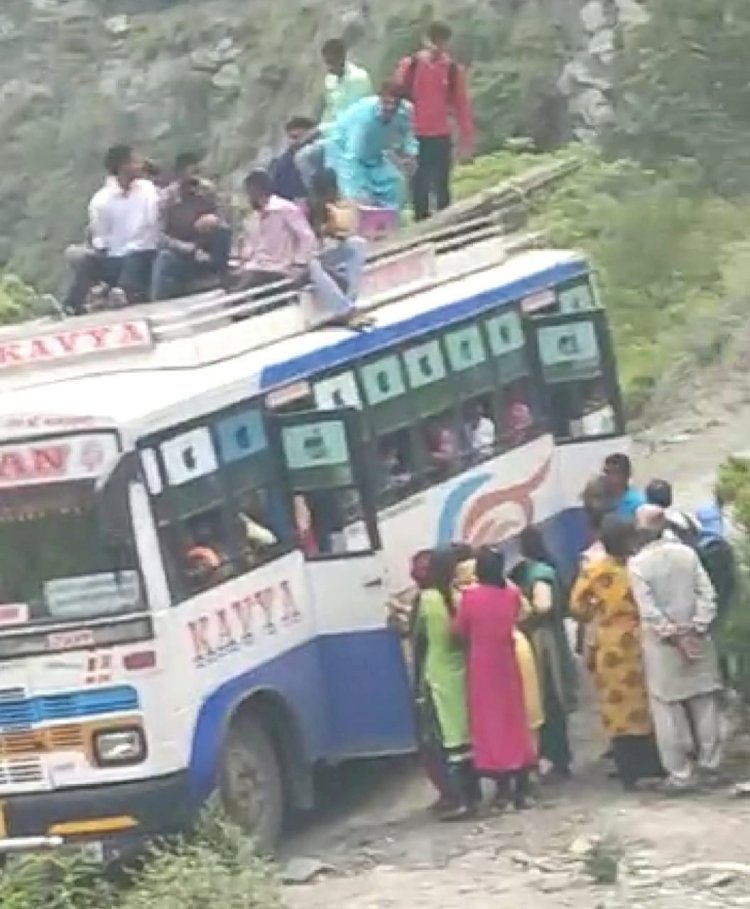 संगड़ाह में निजी बस ऑपरेटर नहीं रख रहे सोशल डिस्टेंसिंग, बसों क्षमता से अधिक भरी जा रही सावरिया