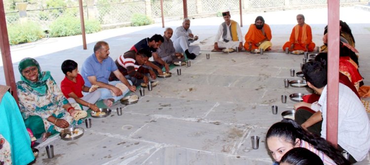 गुरु पूर्णिमा पर स्वामी श्यामानंद आश्रम की समाधि पर पहुंचे भक्त