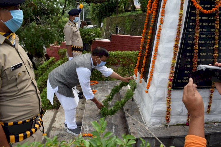 डॉ बिंदल ने शहीद स्मारक पर पुष्पांजलि अर्पित कर शहीदों को दी श्रद्धांजलि