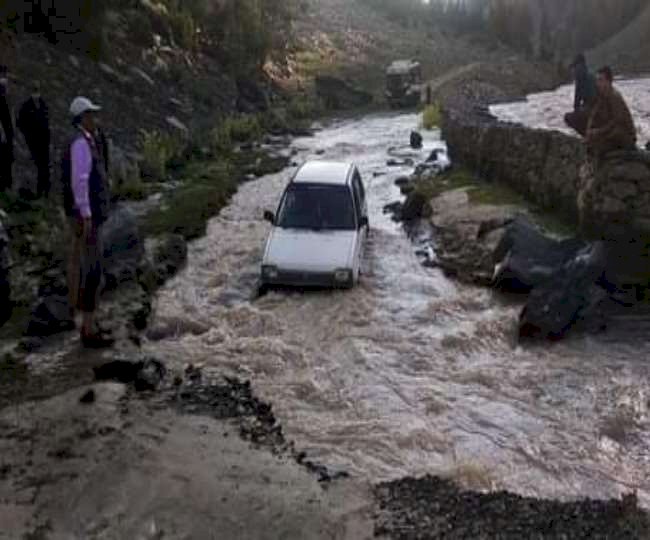 लाहुल-स्‍पीति में बादल फटने से आई बाढ़ में बह गई सड़क, वाहन को नुकसान