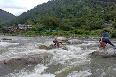 नदी पर बने झूले को पार करते वक्त उफनती नदी में गिरने से बुजुर्ग महिला की मौत 