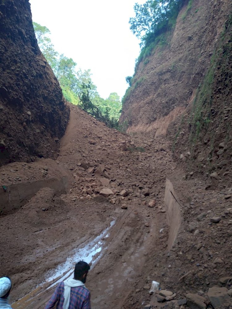 भूस्खलन से मात्तर भेड़ों के ग्रामीणों का जन जीवन अस्त व्यस्त  