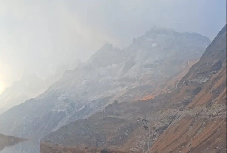 रोहतांग समेत हिमाचल की ऊंची चोटियों पर हल्का हिमपात, ठंड बढ़ी