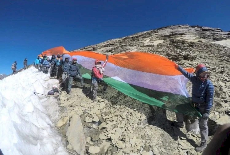 मानली की 5258 मीटर ऊंची चोटी पर पहली बार फहराया 50 फीट का तिरंगा