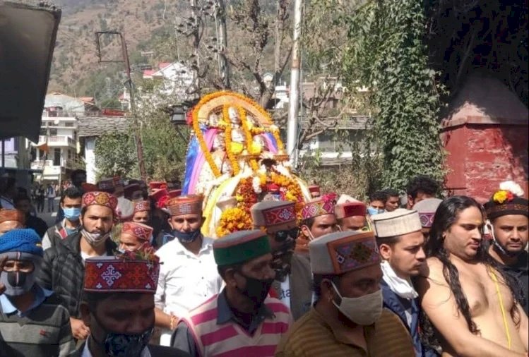 भगवान रघुनाथ की शोभायात्रा के साथ अंतरराष्ट्रीय कुल्लू दशहरा शुरू , नाराज हुए देवता नाग धूमल