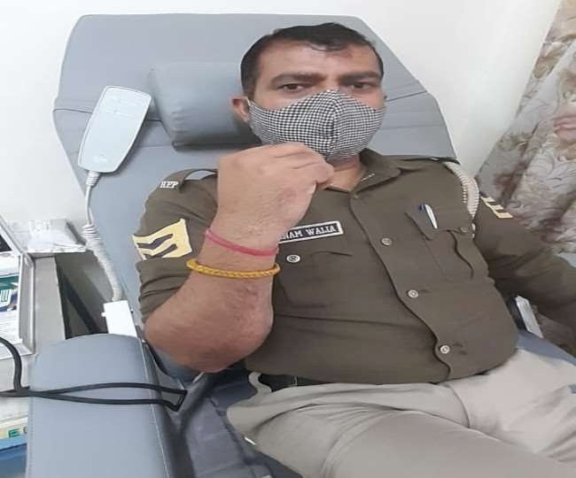 थैलेसीमिया मरीजों काे रक्त देने के लिए  अस्पताल पहुचे 11 पुलिस  जवान 