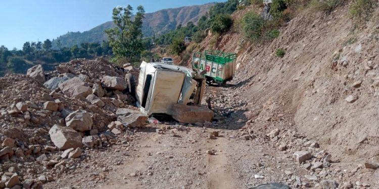 शादी समारोह से लौट रहे युवक की पिकअप खाई में गिरी, मौत 