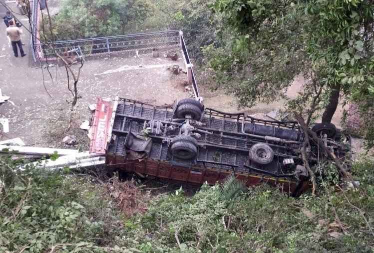 कैटरिंग का सामान ले जा रहा ट्रक अनियंत्रित होकर गिरा, दो लोगों की मौत तीन घायल