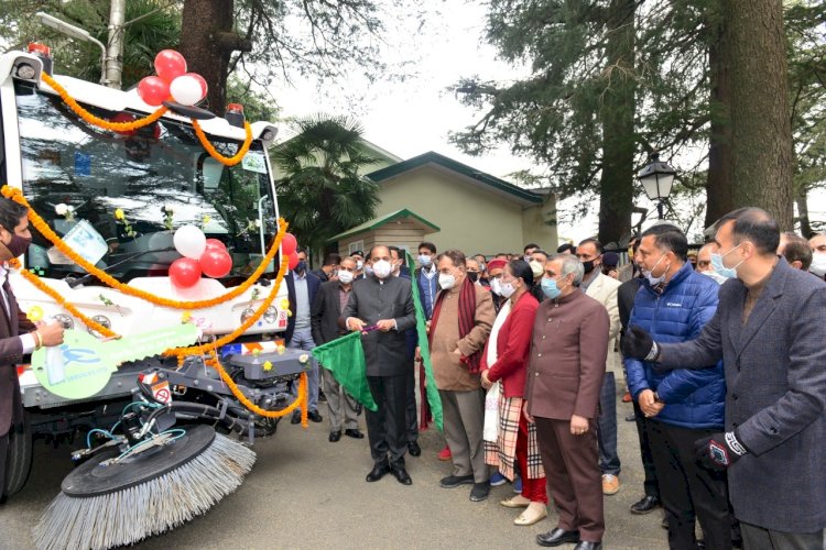 अब मशीनों से होगी स्मार्ट सिटी शिमला की सफाई , सीएम ने मशीनों को झण्डी दिखा कर किया रवाना 