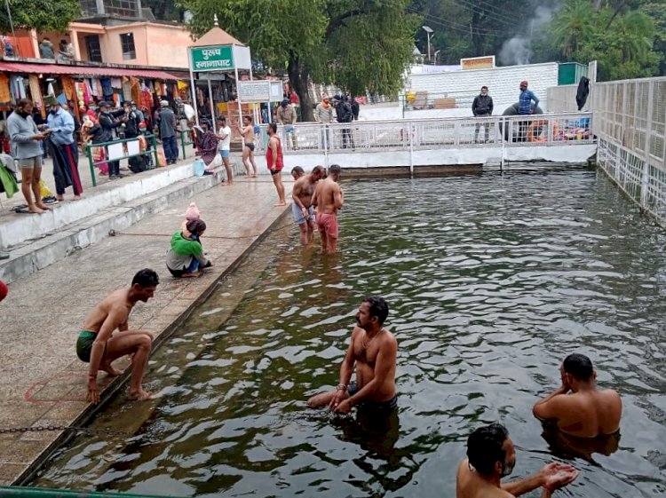 श्रीरेणुकाजी झील में एकादशी पर्व पर हजारों श्रद्धालुओं ने किया स्नान 