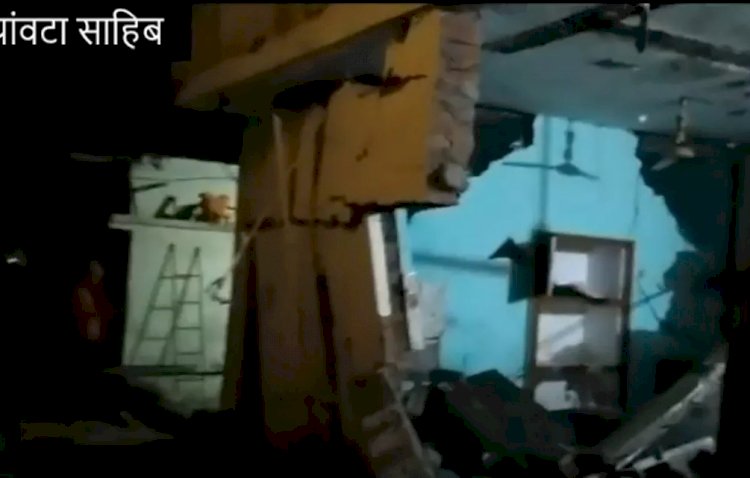 सिलेंडर फटने से गिरी घर की दिवार एक झुलसा, एक महिला घायल