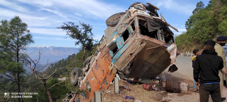 शराब से भरा ट्रक पलटा, चालक की हालत गंभीर