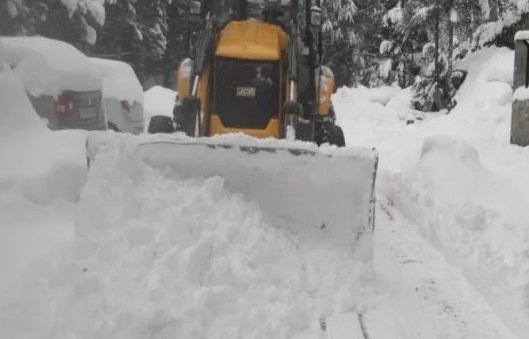 भूस्खलन के चलते किन्नौर-काज़ा राष्ट्रीय राजमार्ग अवरूद्ध, सैकड़ों लोग फंसे