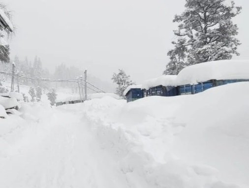 धुंधी व ऊंचाई वाले क्षेत्रों में हल्की बर्फबारी अटल-टनल से वाहनों की आवाजाही बंद