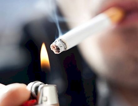 जानलेवा बनी नशे की लत, जलती सिगरेट से लगी आग जिंदा जला व्यक्ति
