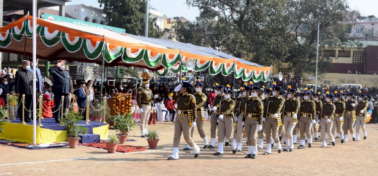 पंचायती राज मंत्री विरेन्द्र कंवर ने चौगान मैदान में ध्वजा रोहण कर भव्य परेड़ की ली सलामी