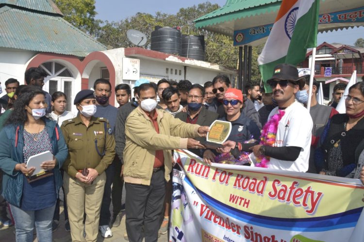 सड़क सुरक्षा के प्रति जिलावासियों को जागरुक करने के लिए उपायुक्त ने पैराएथलीट वीरेंद्र को किया सम्मानित