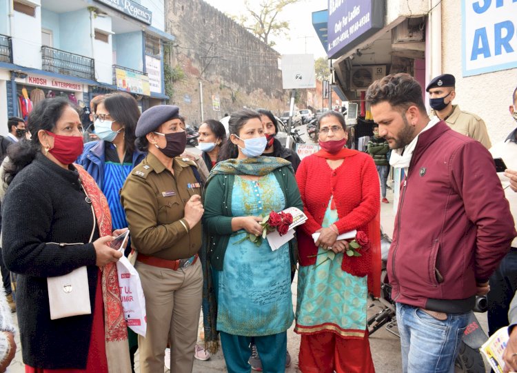 नाहन में परिवहन विभाग ने पुष्प देकर लोगो को सड़क सुरक्षा के प्रति किया  जागरुक