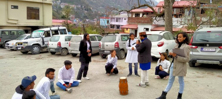 गीत संगीत व नुक्कड़ नाटकों के माध्यम से ग्रामीणों को किया जागरूक