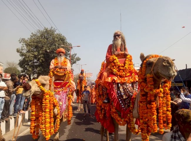 महाकुंभ का आगाज : शाही अंदाज में निकली निरंजनी अखाड़े की पेशवाई, सीएम रावत ने किये संतों के दर्शन 