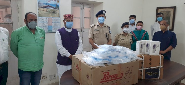 डा. बिंदल ने केन्द्रीय मंत्री अनुराग ठाकुर द्वारा भेजी गई कोरोना सामग्री पुलिस अधीक्षक को भेंट की