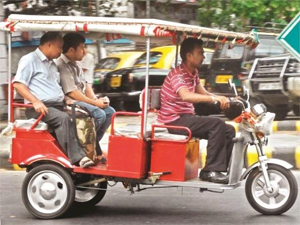 ई-रिक्शा संचालकों ने एसडीएम के माध्यम से प्रदेश सरकार को भेजा ज्ञापन 