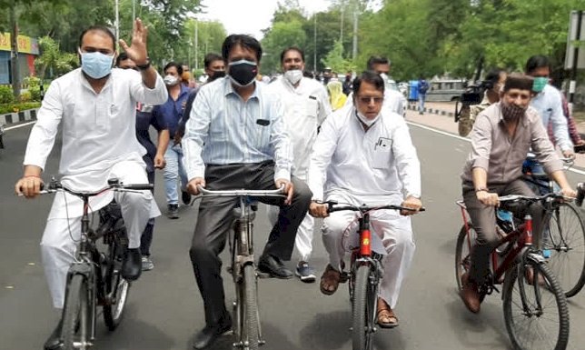 पेट्रोल डीजल की बढ़ती कीमतों के खिलाफ साईकल चला कर कांग्रेस नेताओं ने किया विरोध प्रदर्शन